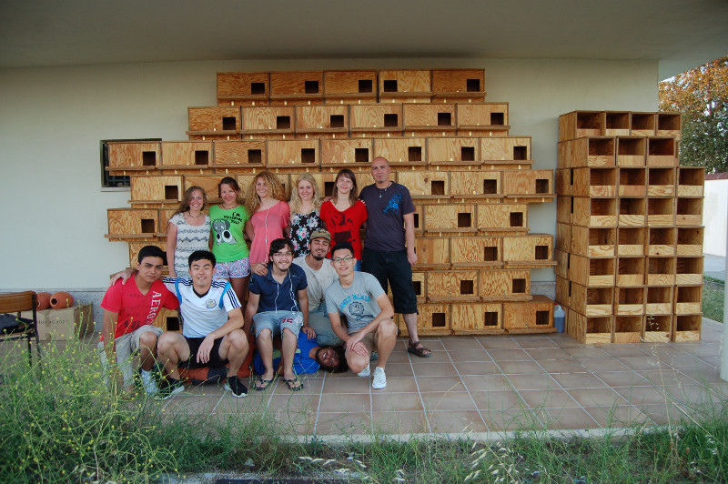 Participantes en los campos de trabajo posan junto a las cajas nido construidas