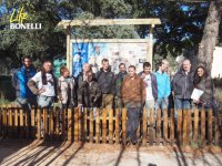 Representantes de entidades socias de LIFE Bonelli posan bajo un cartel de este proyecto en la sede de GREFA.