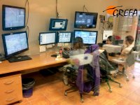 Profesionales y voluntarios siguiendo los pormenores de los linces en las instalaciones mediante cámaras de vídeo-vigilancia