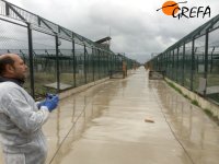 Un día lluvioso acompaño nuestro recorrido. Pasillo central de las instalaciones de cría