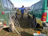 Pablo, de GREFA, revisa las estructuras metálicas que soportarán los nidos artificiales de buitre negro.