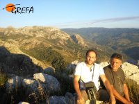 Antonio Spinnato y Ernesto Álvarez (GREFA), delante de una panorámica del área utilizada por los buitres leonados del Parque Natural de Nebrodi.