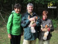 De izquierda a derecha, Elena Gómez y Joseba Carreras, de la Diputación Foral de Álava, y Nieves Leorza, alcaldesa de Kanpezu, con las dos águilas de Bonelli que iban a ser introducidas en el nido.