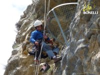 Un especialista de LIFE Bonelli construye en un cortado el nido que alojará a las águilas de Bonelli.