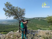 Construcción de un cebadero elevado para las águilas de Bonelli introducidas en Álava.