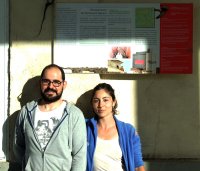 Junto al cartel informativo del proyecto