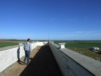 Detalle de una de las terrazas del silo con sus cajas nido para cernícalo primilla