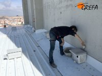 Deborah colocando cajas nido en la terraza del macrosilo de Trujillo (Cáceres)