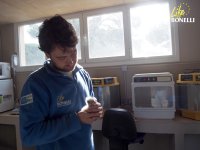 El primer pollito metido a sus padres naturales en el momento de salir del cuarto de incubación y crecimiento. 