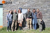 La directora del Centro Gurugú de Guadarrama, los padrinos y miembros de GREFA junto a la placa homenaje a Félix