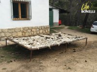 En esta plataforma se carda la lana para acondicionar los nidos artificiales de quebrantahuesos del centro "Guadalentín".