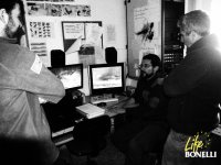 Miembros de GREFA Andalucía-Mechinal observan a los quebrantahuesos reproductores por los monitores del centro "Guadalentín".