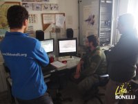 Especialistas en la cría en cautividad observan a los quebrantahuesos reproductores por los monitores del centro "Guadalentín".