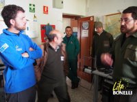 Especialistas en la cría en cautividad del águila de Bonelli y del quebrantahuesos charlan en las instalaciones del centro "Guadalentín".