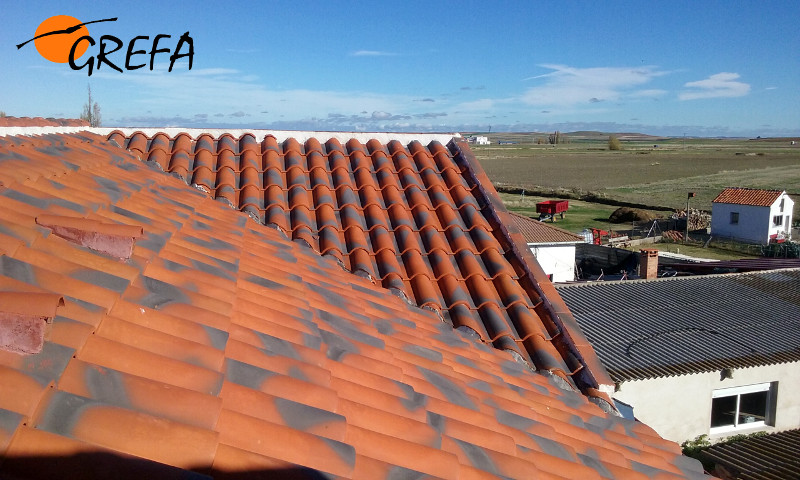 En primer plano, se observan las tejas nido para cernícalo primilla instaladas en el tejado del Ayuntamiento de El Oso (Ávila).
