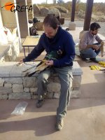 Ignacio Otero, de GREFA, ayuda a anillar milanos reales durante el marcaje de ejemplares que se hizo en Binaced.