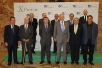 Miembros de Fondena y del jurado junto al Rey Juan Carlos, los presidente de GREFA y del CSIC y un representante de Bodegas de la Rioja Alta.