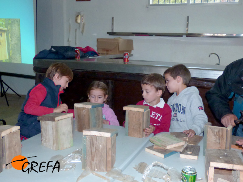Los niños asistentes al taller de cajas nido en Sierra Morena