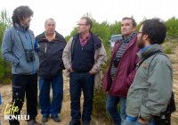 Alfonso Llamas (GAN), Presidente y Secretario de la Sociedad de Cazadores de Gallipienzo (Navarra), Agustín Madero (Junta de Andalucía) y Manuel Galán (GREFA) charlan durante la visita (Foto: Carlota Viada).