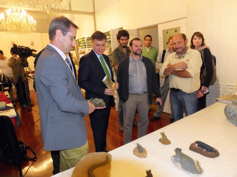 Un momento de la visita a la exposición durante el acto inaugural de Segovia. Réplicas de la fauna silvestre. Foto. DPS.