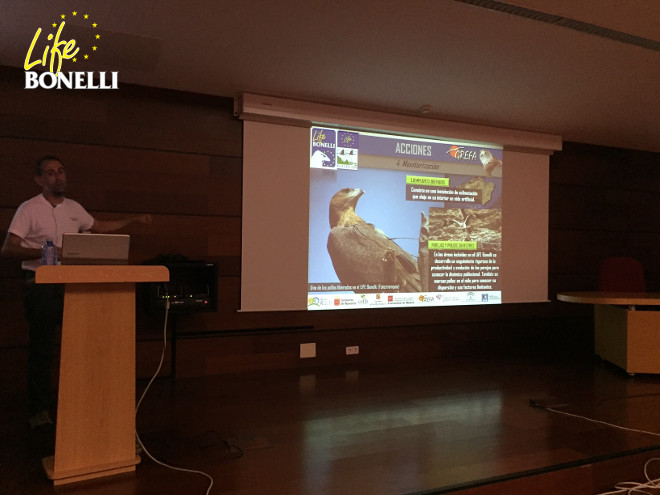 Fernando González, director del Hospital de Fauna Salvaje de GREFA, presenta el proyecto LIFE Bonelli en  la Facultad de Veterinaria de la Universidad de Las Palmas de Gran Canaria.