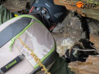 Una mirada distante desde el fondo del nido recibe a Víctor, especialistas del Magrama.