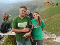 Ernesto y Laura, presidente y veterinaria de GREFA, con el alimoche marcado.Al fondo Víctor y Juanjo Jefe de Servicio de Biodiversidad de la delegación de Ourense