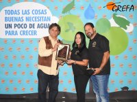 Luis Suárez y Dayamy Rodríguez, del Suarez Museum, entregan un diploma acreditativo a GREFA.