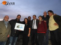 Representantes del Suarez Museum muestran su certificado de apadrinamiento de un buitre leonado, otorgado por GREFA.