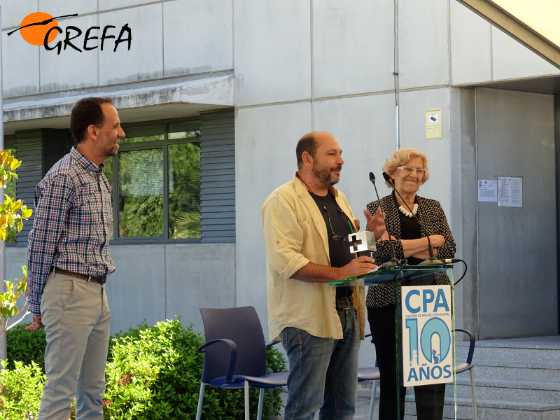 Fernando Garcés, secretario general de GREFA, agradece la concesión del premio CPA en presencia de Manuela Carmena, alcaldesa de Madrid, y Fernando González, director del Hospital de Fauna Salvaje de GREFA.