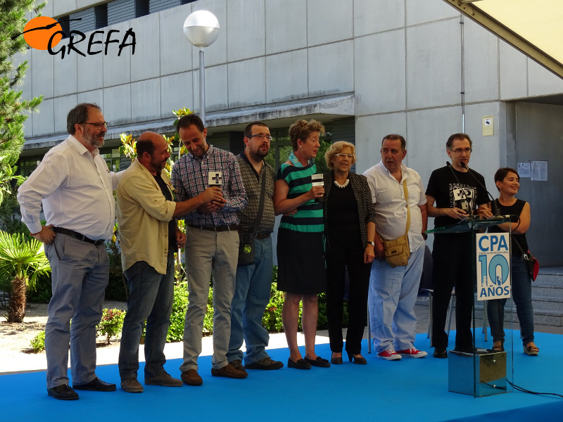 La alcaldesa de Madrid, Manuela Carmena, con los galardonados en 2016 con el premio CPA de protección animal.