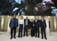 Los premiados posan en compañía de la ministra de Medio Ambiente y del presidente y el director de la Fundación BBVA.