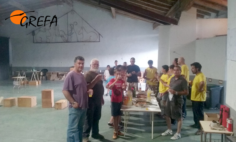 Tras una jornada de campo, merienda popular entre miembros de GREFA, voluntarios, agricultores y cazadores de Villafruela