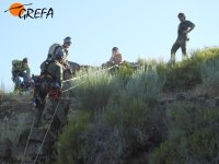 Un técnico del Magrama inicia la bajada al nido de "Larouco" con la ayuda de agentes de La Rioja y Andalucía.