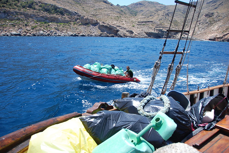 Miembros de ANSE llevan a cabo una operación de limpieza de basuras en el litoral murciano.