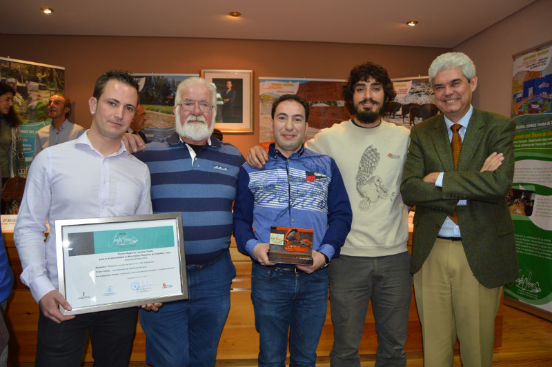 Representantes del Ayuntamiento de Villafruela, de la Junta de Castilla y León y de GREFA posan con el Premio Fuentes Claras.