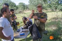 Víctor García, del MAPAMA, pesa al pollo de "Collado".