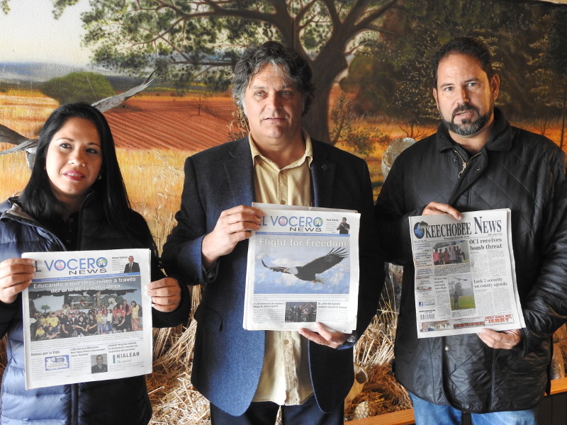 De izquierda a derecha, Dayamy Rodríguez (Suarez Museum), Ernesto Álvarez (GREFA) y Luis Suárez (Suarez Museum) muestran las portadas de varios periódicos de Florida, entre ellos "El Vocero News".