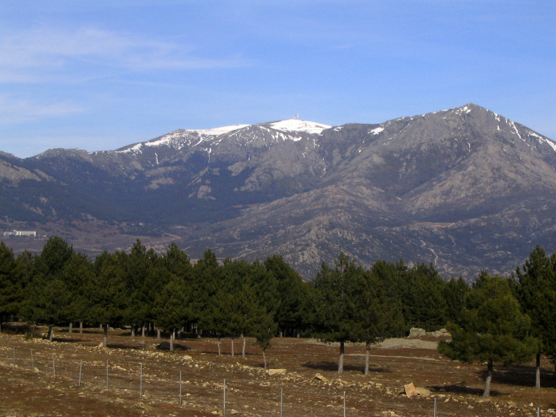 Panorámica del Alto de Guarramillas ("Bola del Mundo") y La Maliciosa. Foto: Miguel303xm / Wikicommons.
