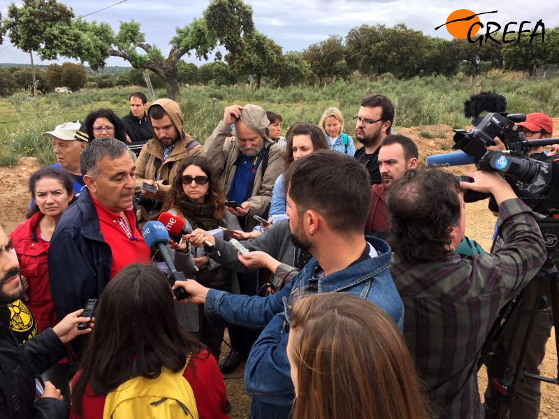 Periodistas desplazados por GREFA entrevistan a un activista contra la mina.