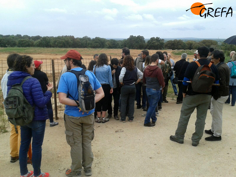 Grupo de periodistas junto a las obras de una de las balsas de la futura mina de uranio en la provincia de Salamanca.
