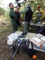 En primer plano se aprecian los emisores GPS/GSM que se colocan a los buitres negros, mientras que al fondo es marcada una de estas aves.