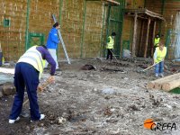 Voluntarios coordinados por GREFA limpian el jaulón de aclimatación de Huerta de Arriba donde los buitres negros marcados llevan meses viviendo.