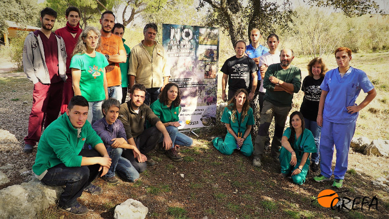 Miembros de GREFA posan junto a un cartel en contra de la mina de uranio de Retortillo (Salamanca).