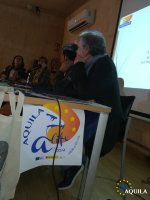 Mesa redonda con el logotipo de AQUILA a-LIFE en primer plano. Foto: José Antonio Montero.