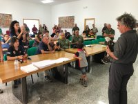 Fernando Spina, de ISPRA, durante la presentación en Bitti de los pollos de águila de Bonelli llegados a Cerdeña, con uno de ellos en sus manos.