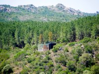Jaula-hacking construida en el Parque Regional de Tepilora (Cerdeña) para albergar a las águilas de Bonelli que van a ser liberadas en la isla.