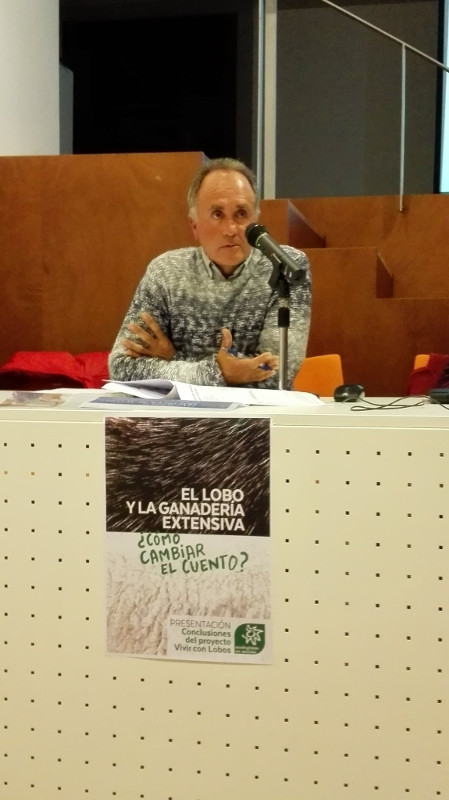El ganadero Leandro Valle explica su experiencia con los lobos en el norte de la provincia de Burgos durante el encuentro. Foto: Ecologistas en Acción.