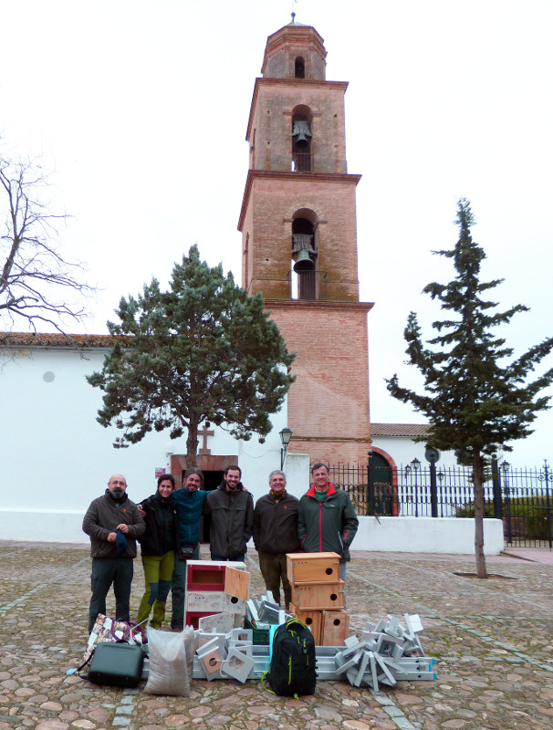 El equipo de GREFA Andalucía posa junto a las cajas nido para cernícalo primilla que han colocado en una iglesia de Pedro Abad (Córdoba).