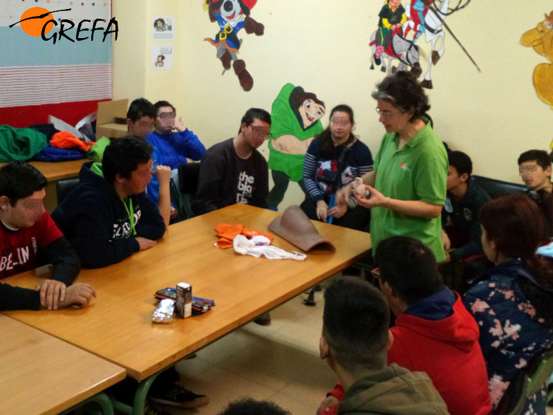 Una educadora de GREFA se dirige a los alumnos del centro "Príncipe de Asturias".
